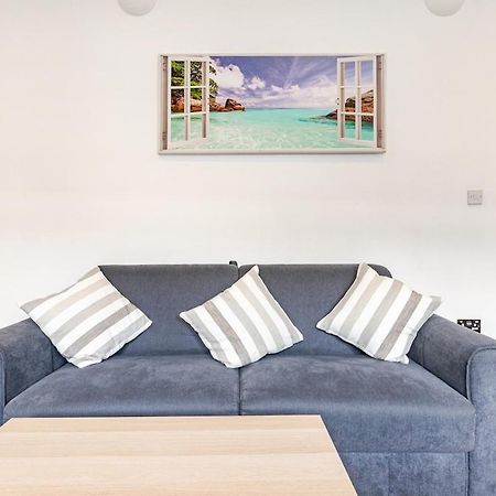 Spacious 2 Bed 2 Bath Apartment With Free Parking For 2 Cars And Underground Station Zone 2 For Quick Access To Central London Up To 10 Guests Exteriér fotografie