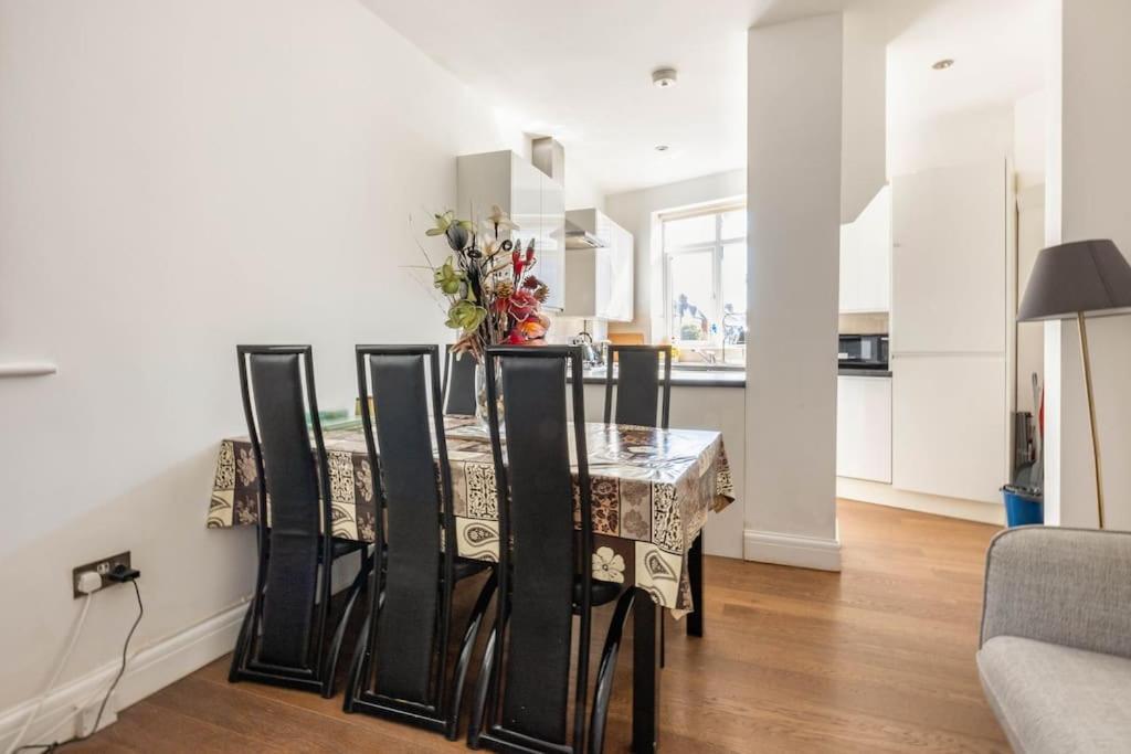 Spacious 2 Bed 2 Bath Apartment With Free Parking For 2 Cars And Underground Station Zone 2 For Quick Access To Central London Up To 10 Guests Exteriér fotografie