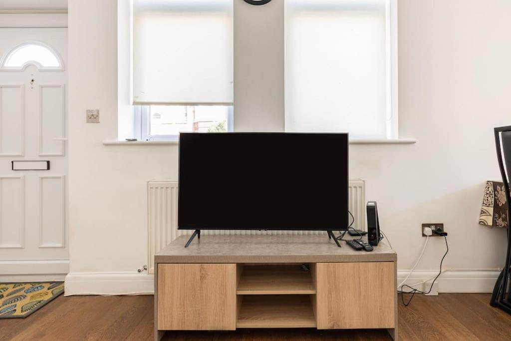 Spacious 2 Bed 2 Bath Apartment With Free Parking For 2 Cars And Underground Station Zone 2 For Quick Access To Central London Up To 10 Guests Exteriér fotografie