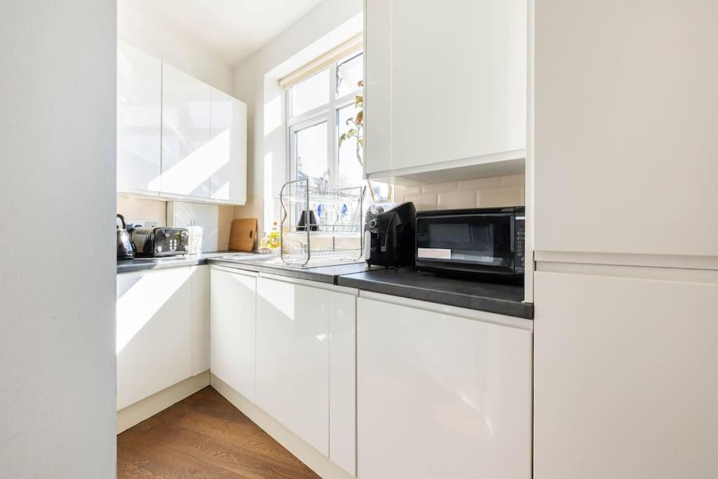 Spacious 2 Bed 2 Bath Apartment With Free Parking For 2 Cars And Underground Station Zone 2 For Quick Access To Central London Up To 10 Guests Exteriér fotografie