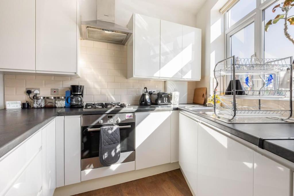 Spacious 2 Bed 2 Bath Apartment With Free Parking For 2 Cars And Underground Station Zone 2 For Quick Access To Central London Up To 10 Guests Exteriér fotografie