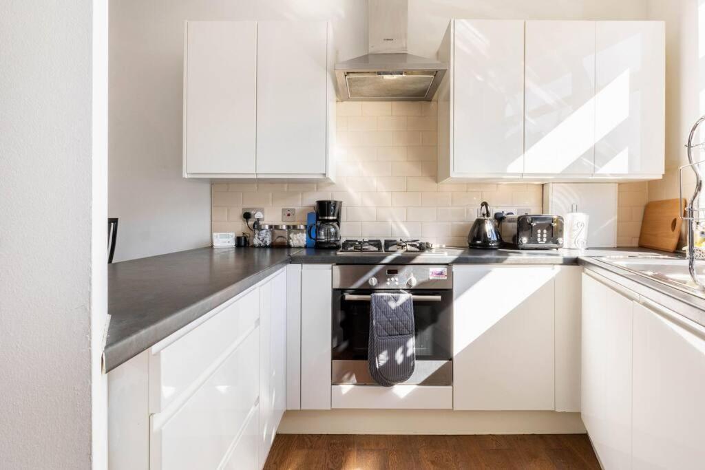 Spacious 2 Bed 2 Bath Apartment With Free Parking For 2 Cars And Underground Station Zone 2 For Quick Access To Central London Up To 10 Guests Exteriér fotografie