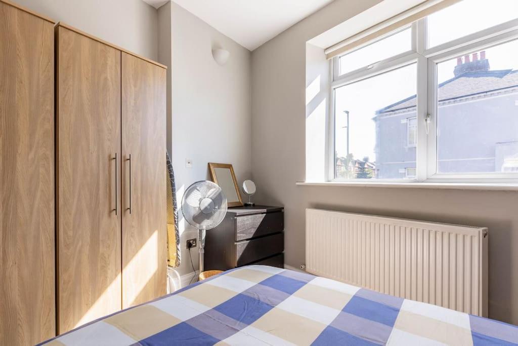 Spacious 2 Bed 2 Bath Apartment With Free Parking For 2 Cars And Underground Station Zone 2 For Quick Access To Central London Up To 10 Guests Exteriér fotografie