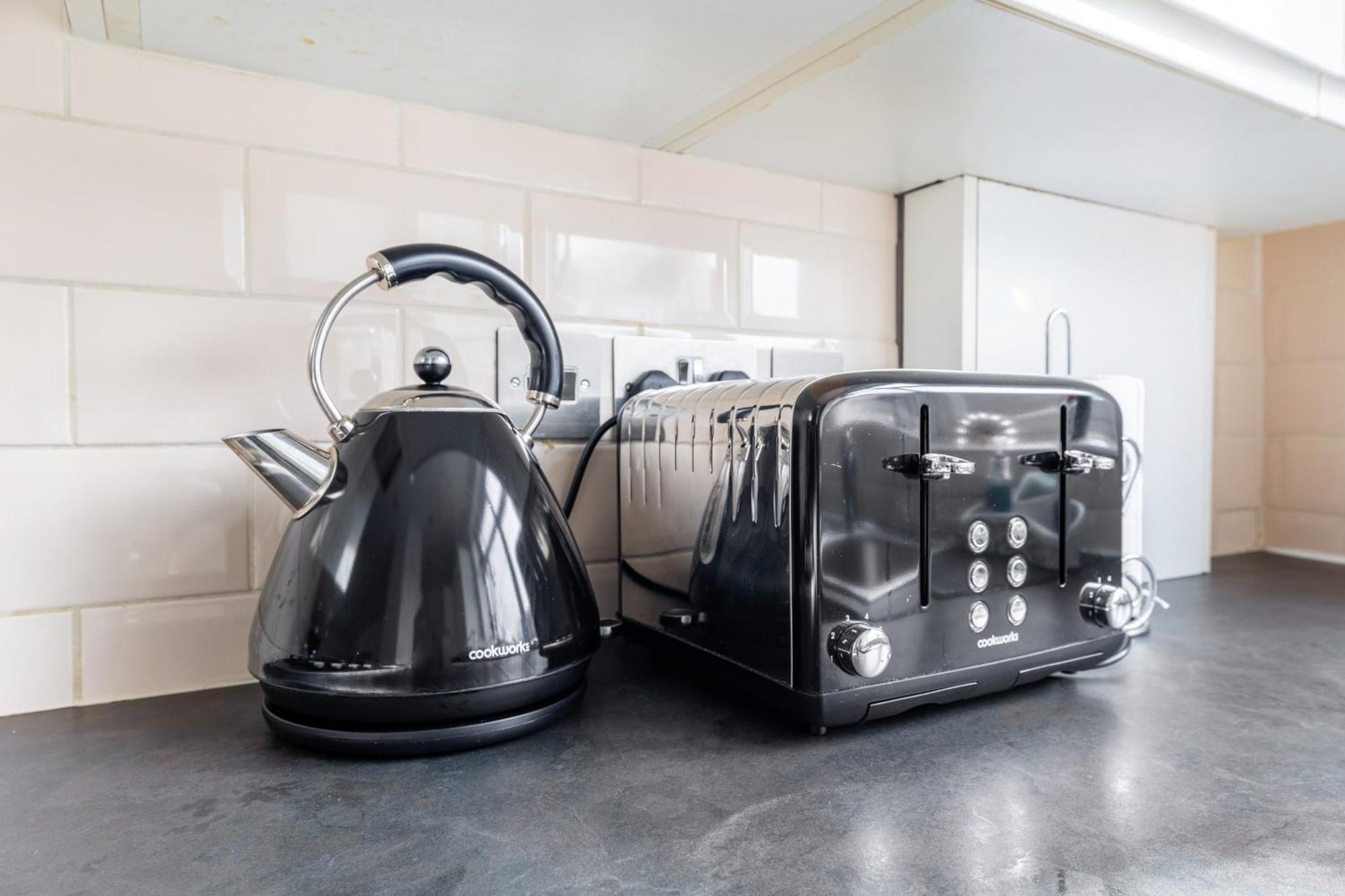 Spacious 2 Bed 2 Bath Apartment With Free Parking For 2 Cars And Underground Station Zone 2 For Quick Access To Central London Up To 10 Guests Exteriér fotografie