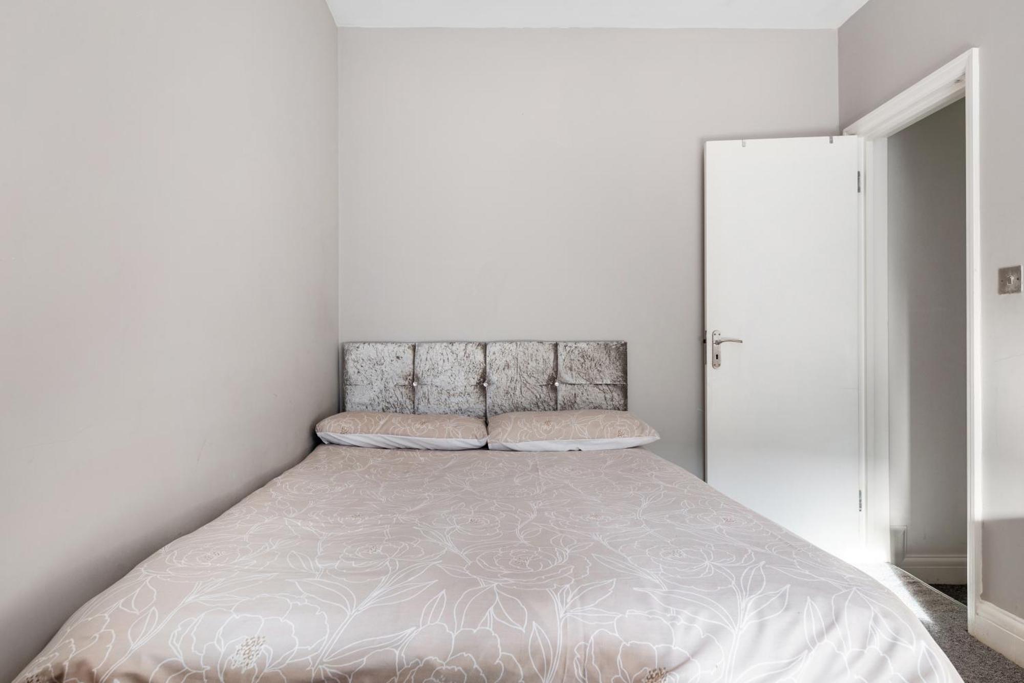 Spacious 2 Bed 2 Bath Apartment With Free Parking For 2 Cars And Underground Station Zone 2 For Quick Access To Central London Up To 10 Guests Exteriér fotografie