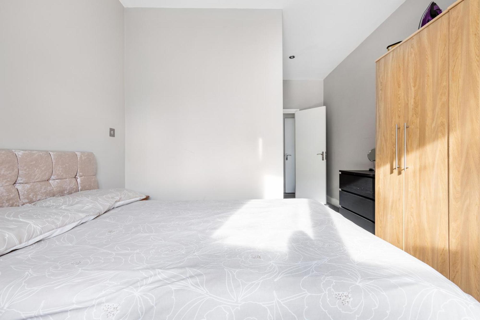 Spacious 2 Bed 2 Bath Apartment With Free Parking For 2 Cars And Underground Station Zone 2 For Quick Access To Central London Up To 10 Guests Exteriér fotografie