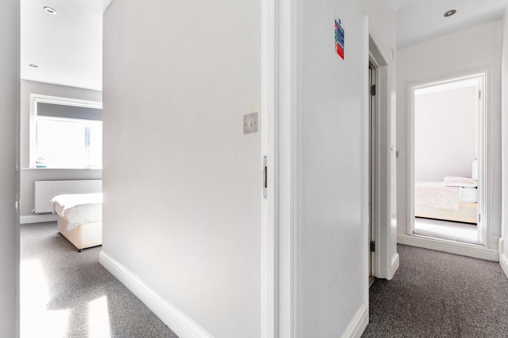 Spacious 2 Bed 2 Bath Apartment With Free Parking For 2 Cars And Underground Station Zone 2 For Quick Access To Central London Up To 10 Guests Exteriér fotografie