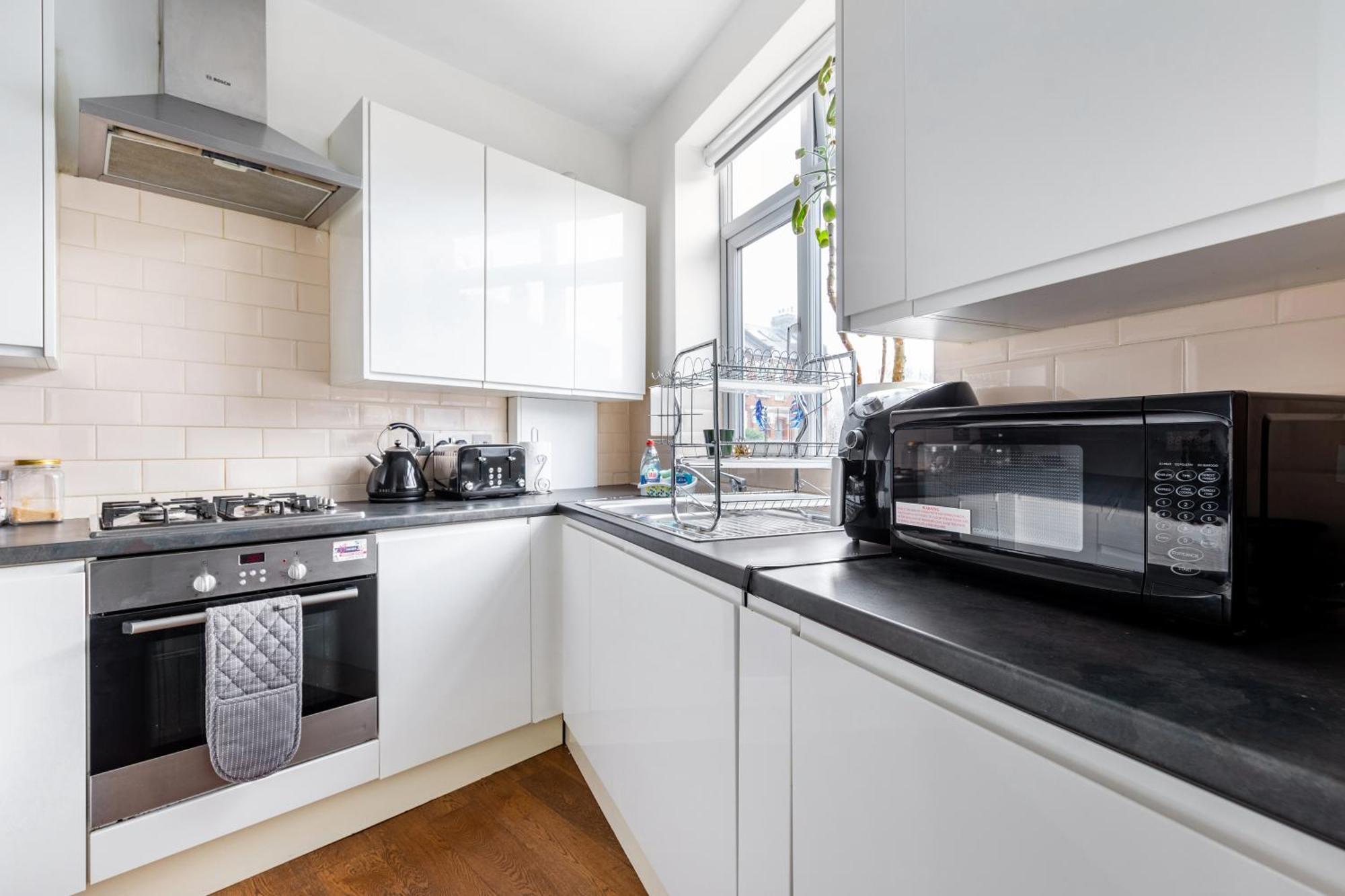 Spacious 2 Bed 2 Bath Apartment With Free Parking For 2 Cars And Underground Station Zone 2 For Quick Access To Central London Up To 10 Guests Exteriér fotografie