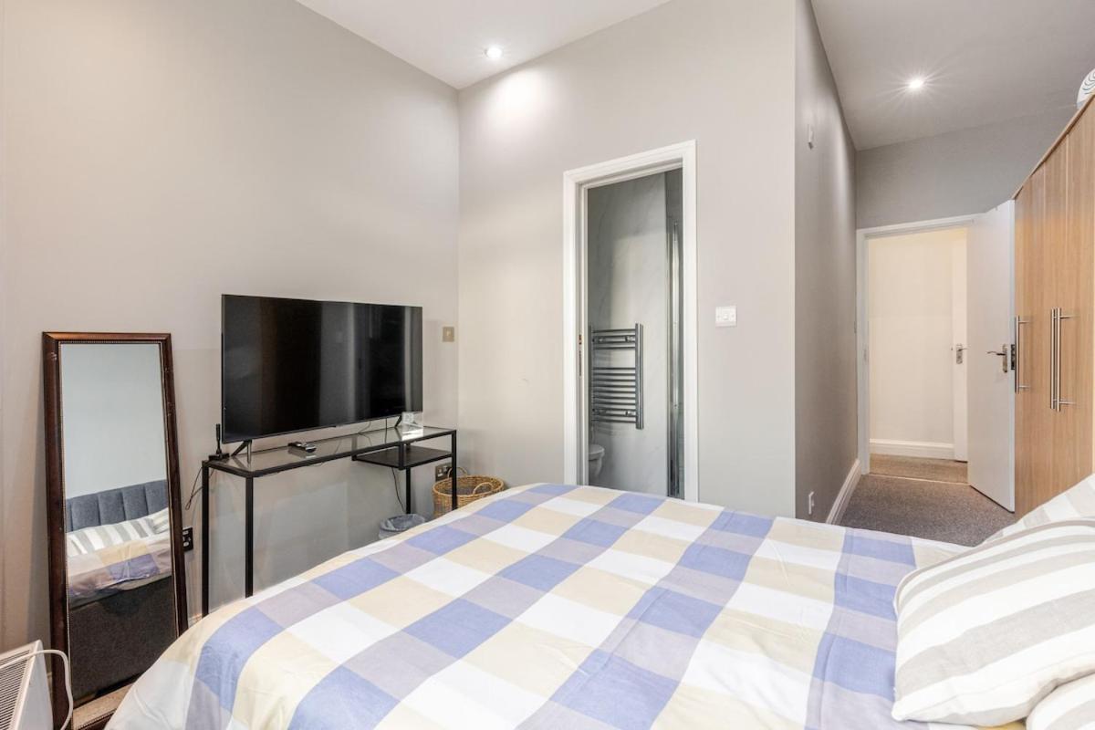 Spacious 2 Bed 2 Bath Apartment With Free Parking For 2 Cars And Underground Station Zone 2 For Quick Access To Central London Up To 10 Guests Exteriér fotografie