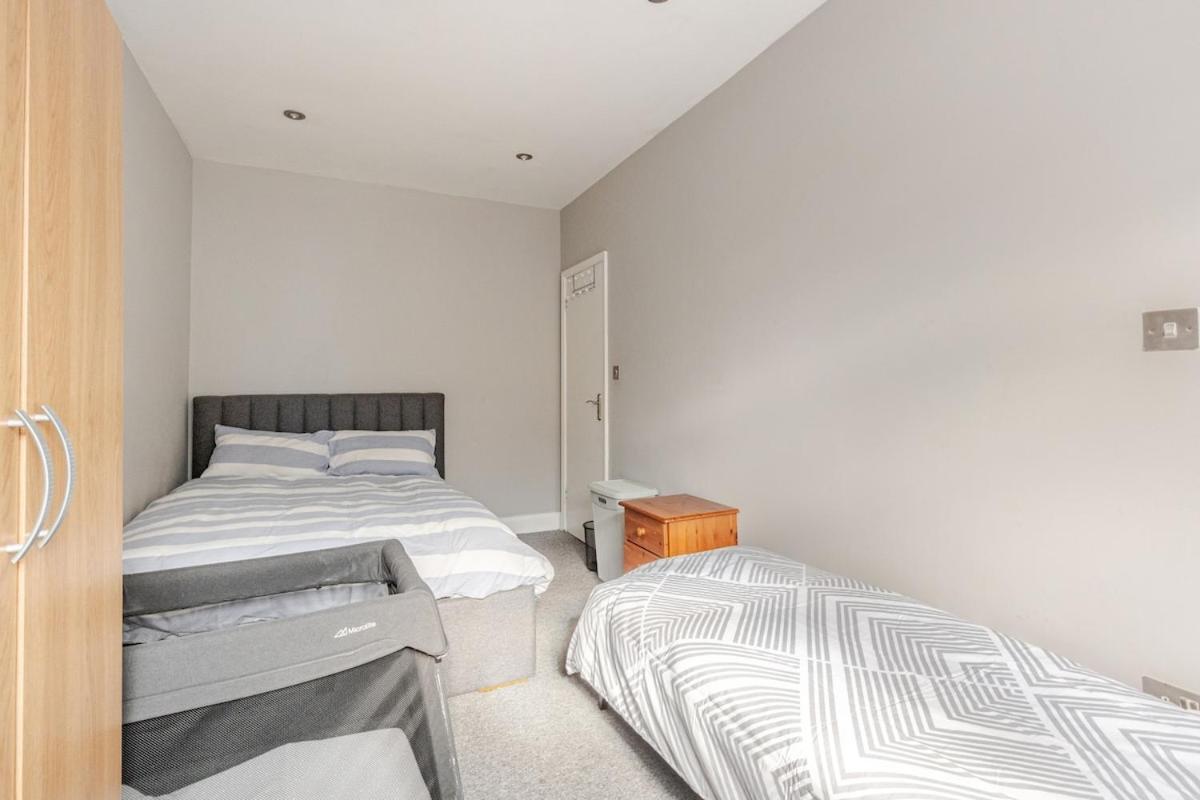 Spacious 2 Bed 2 Bath Apartment With Free Parking For 2 Cars And Underground Station Zone 2 For Quick Access To Central London Up To 10 Guests Exteriér fotografie