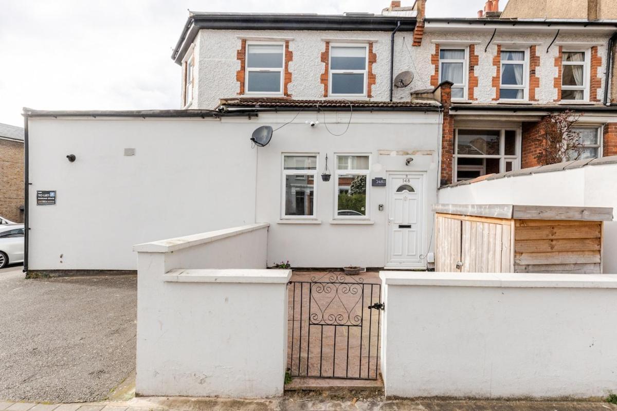 Spacious 2 Bed 2 Bath Apartment With Free Parking For 2 Cars And Underground Station Zone 2 For Quick Access To Central London Up To 10 Guests Exteriér fotografie